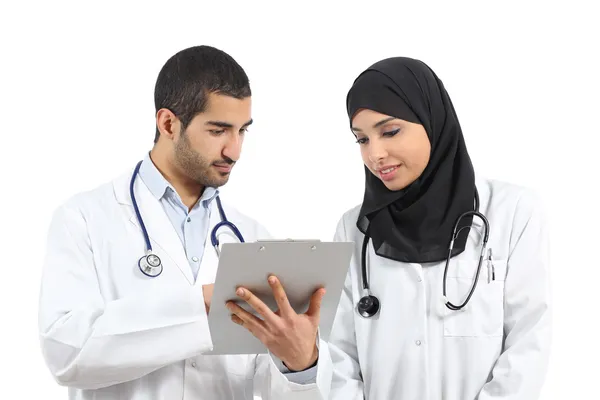 Saudi arab doctors diagnosing looking a medical history — Stock Photo, Image