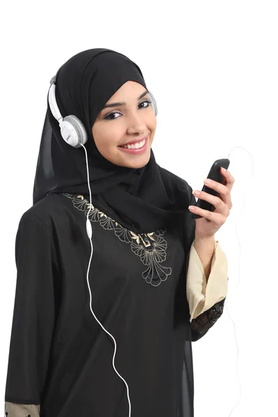 Saudi-arabische Frau hört Musik von einem Smartphone — Stockfoto