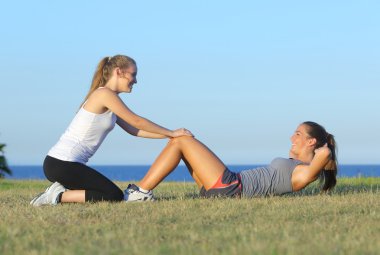 iki sportswomen egzersizi yapıyor