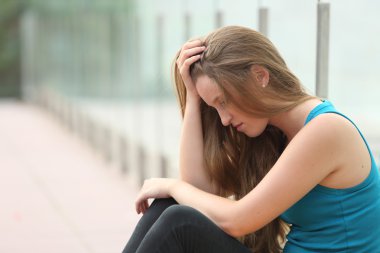 depresyona açık oturan genç kız