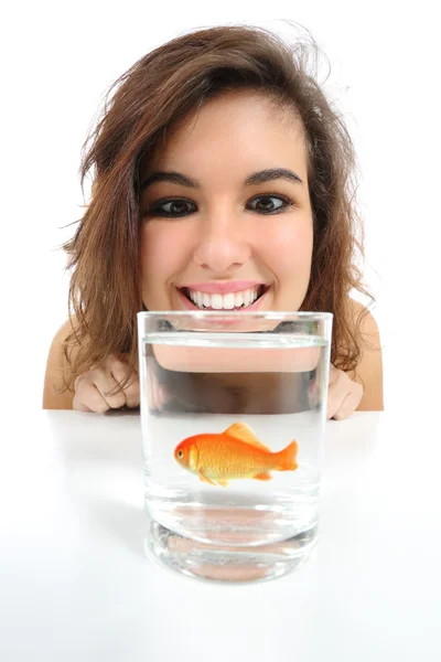 Sällskapsdjur fisk i ett glas behöver vård och en kvinna som ser det — Stockfoto