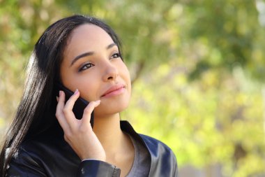 Arap iş kadını bir parkta cep telefonu