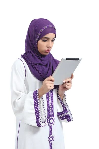 Araberin langweilte sich beim Lesen eines Tablet-Lesegeräts — Stockfoto