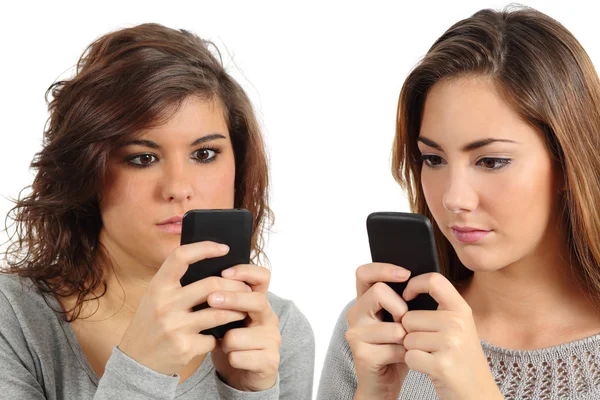 Two teenagers addicted to the smart phone technology — Stock Photo, Image