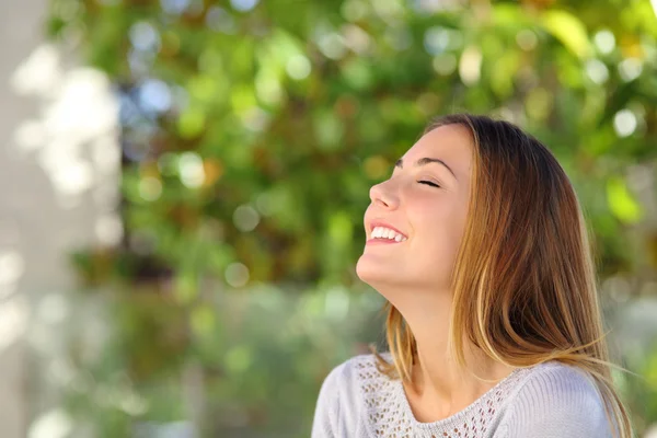 Jeune femme souriante heureuse faisant des exercices de respiration profonde — Photo