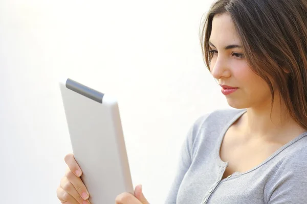 Primer plano de una joven leyendo un lector de tabletas al aire libre — Foto de Stock