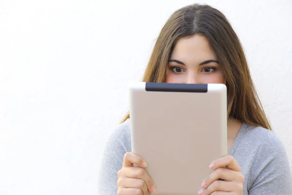 Mulher viciada em Internet lendo um leitor de tablet — Fotografia de Stock