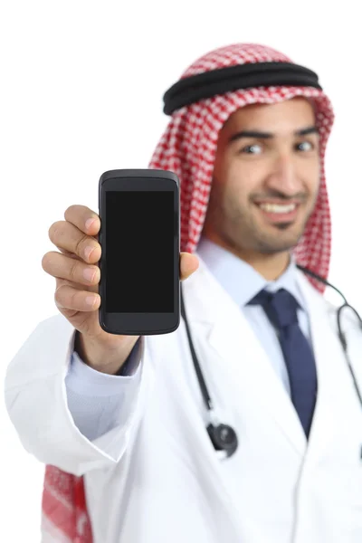 Arabiska saudiska läkare man visar en smart telefon ansökan — Stockfoto