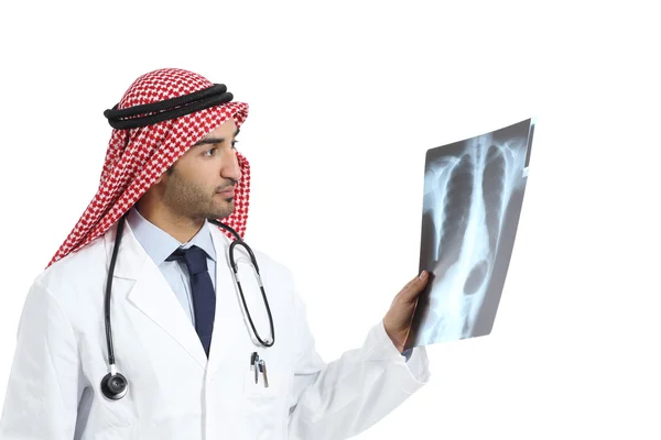 Αραβικά Εμιράτα της Σαουδικής Αραβίας γιατρός άνθρωπος ψάχνει μια ακτινογραφία διάγνωση — Φωτογραφία Αρχείου