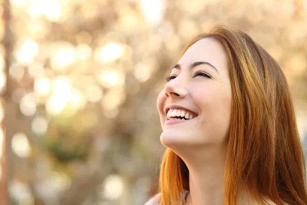 Retrato de una mujer riendo con los dientes perfectos —  Fotos de Stock