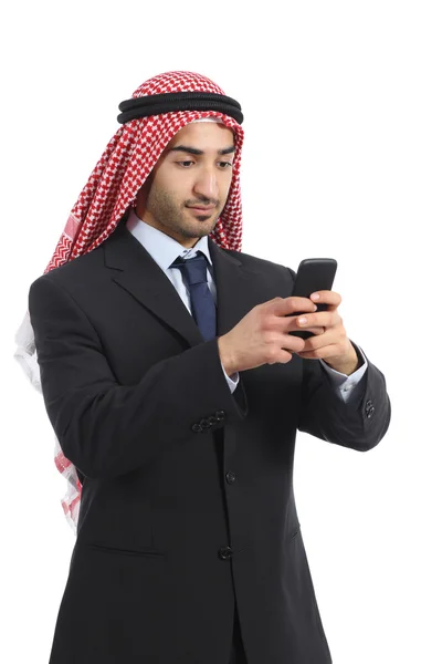 Árabe saudí emirata hombre de negocios usando un teléfono inteligente —  Fotos de Stock