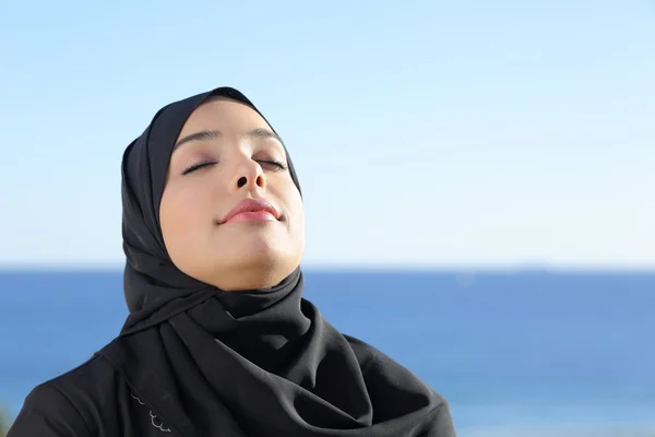 Emiraty Arabia kobieta oddycha głęboko świeże powietrze na plaży — Zdjęcie stockowe