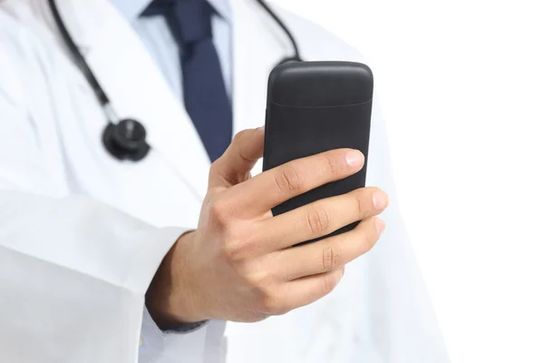 Close-up de um homem médico mão segurando e usando um telefone inteligente — Fotografia de Stock