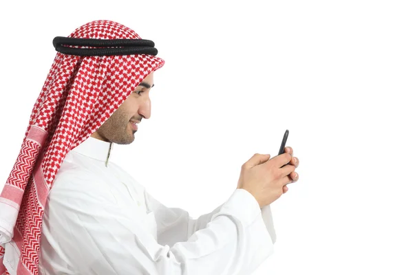 Profil eines saudi-arabischen Emirats Mann mit einem Smartphone — Stockfoto