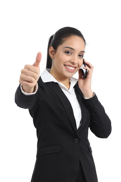 Arabe femme d'affaires appelant au téléphone et pouce levé — Photo