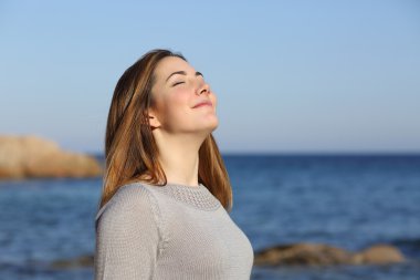 mutlu bir kadın plaj derin temiz hava solumak