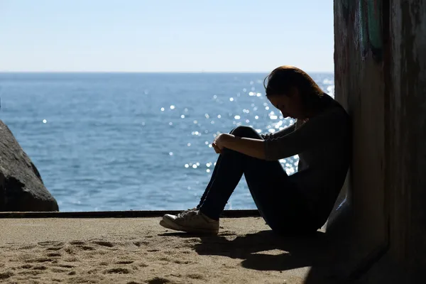 Tiener meisje eenzaam en verdriet op het strand — Stockfoto