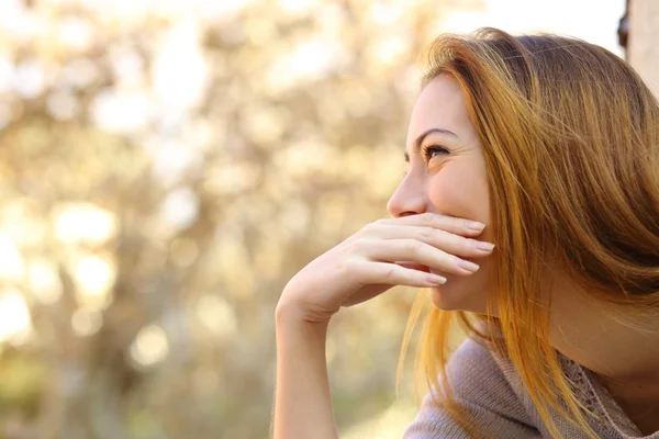 Mujer feliz riéndose cubriéndose la boca con una mano — Foto de Stock