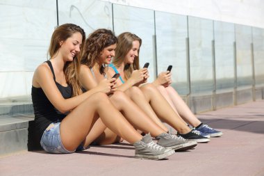 akıllı telefon mutlu manifatura gülümseyen genç kız grubu