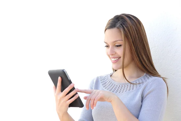 Mujer belleza feliz mensajes de texto en una tableta — Foto de Stock