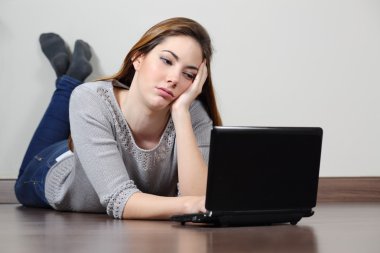 sosyal medya bir laptop tarama sıkılmış genç kız