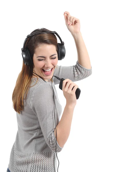 Zábavný žena tančit, zpívat a poslouchat hudbu z chytrý telefon — Stock fotografie