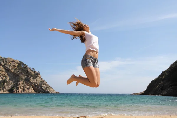 Happy teenager jumping on the beach — Stock Photo, Image