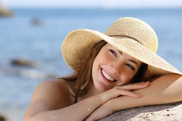 Mulher feliz com sorriso branco olhando para os lados em férias — Fotografia de Stock