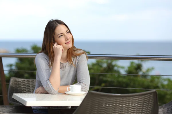 Vrouw nadenkend zit in een terras van een restaurant — Stockfoto