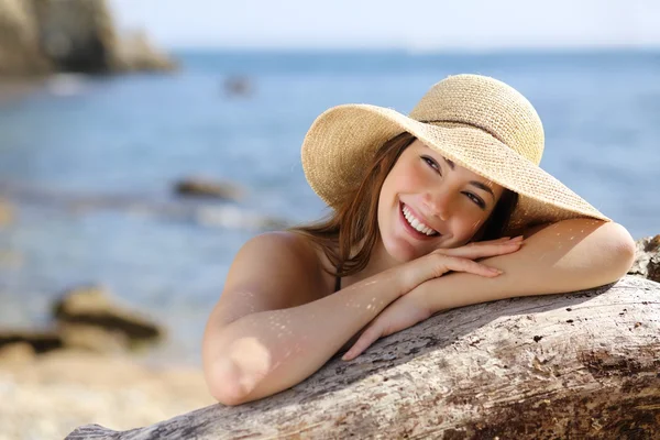 Mulher feliz com sorriso branco olhando para os lados em férias — Fotografia de Stock