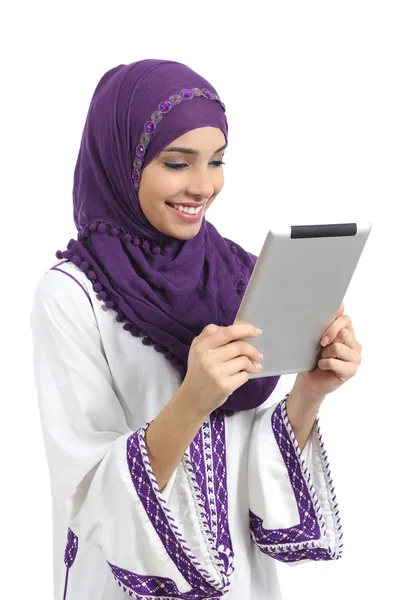 Arabo felice donna leggendo un lettore di tablet — Foto Stock