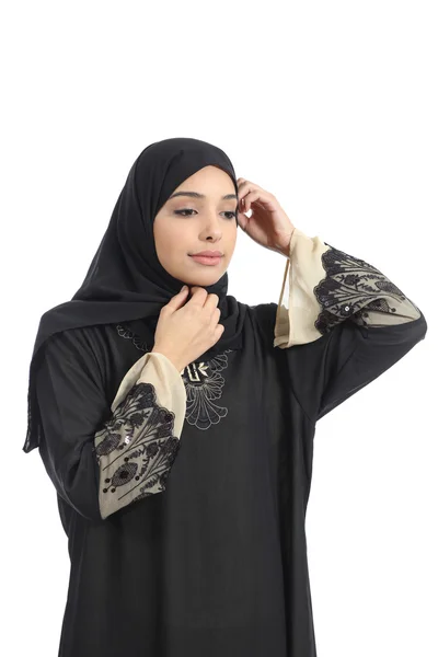 Арабская сауди эмигрирует женщина одевает шарф — стоковое фото