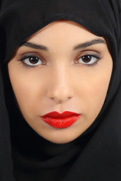 Arabe saudi émet femme avec des lèvres rouges dodues composent — Photo