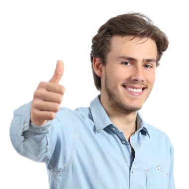 beyaz dişler kadar başparmak ile gülümseyerek mutlu bir adam