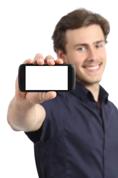 Stilig ung man visar en tom smart telefon visas — Stockfoto