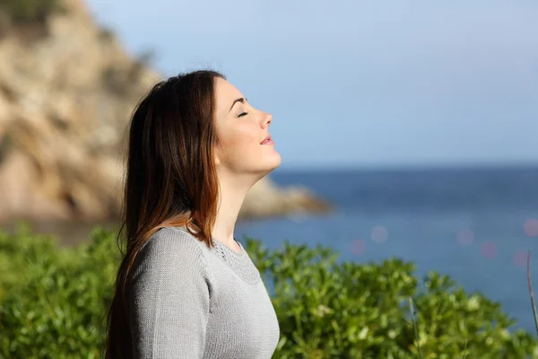 Woman breathing fresh air relaxed on vacation — Stock Photo, Image