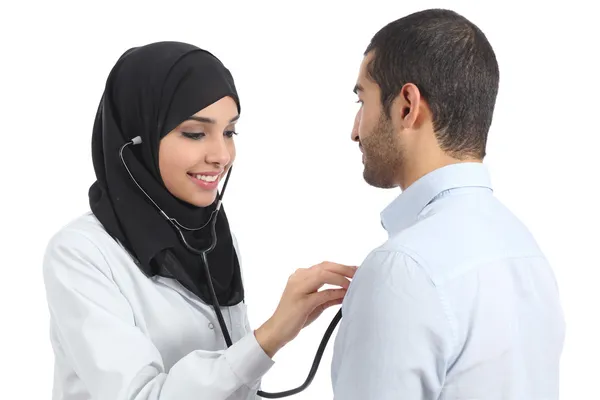 Arabské Saúdské doktor žena zkušební pacient — Stock fotografie