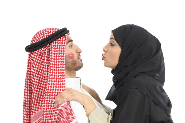 Arab saudi obsessed woman kissing a man — Stock Photo, Image