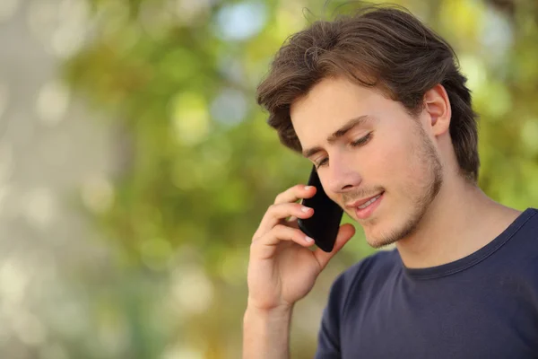 Schöner Mann telefoniert mit dem Handy — Stockfoto