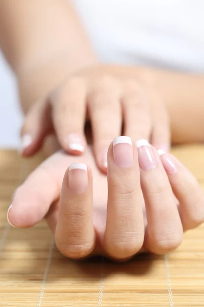 Primo piano di una bella donna mano francese manicure — Foto Stock