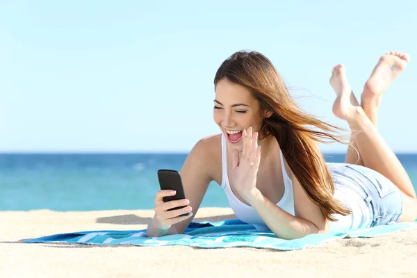 Adolescente chica saludando durante una videollamada de teléfono inteligente en vacaciones —  Fotos de Stock