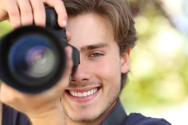 Vista frontal de un fotógrafo fotografiando con una cámara dslr —  Fotos de Stock