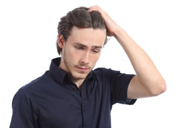 endişeli depresif adam kafasına el ile