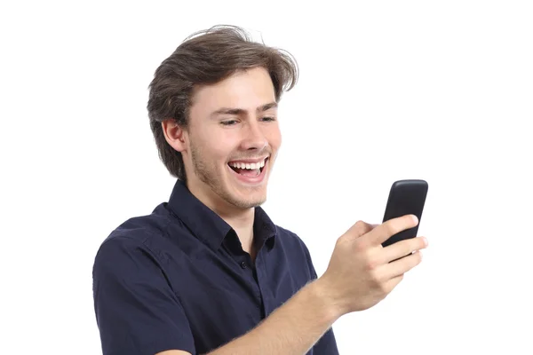 Homem rindo mensagens de texto no telefone celular — Fotografia de Stock