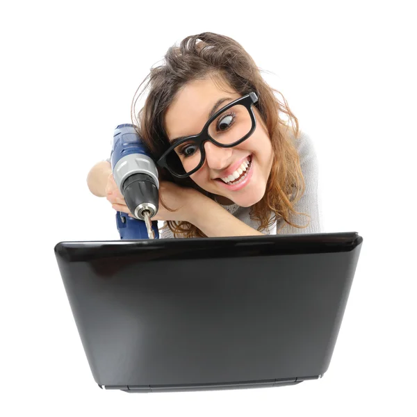 Geek donna riparazione di un computer portatile — Foto Stock