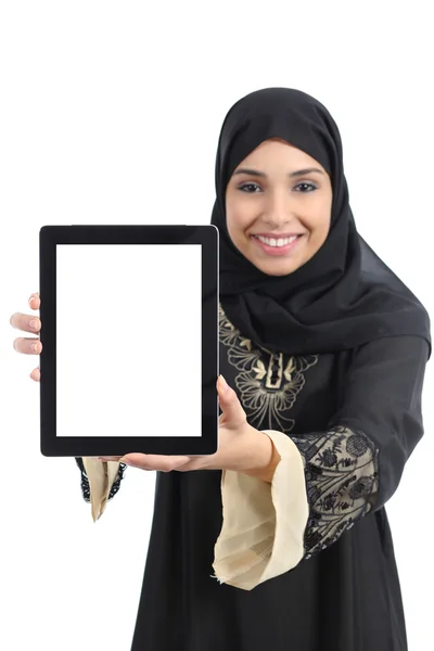 Saudiska Arabemiraten glad kvinna visar en app i en Tablet PC-skärmen — Stockfoto