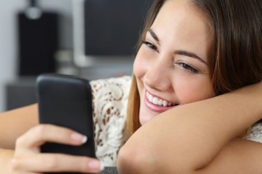 komik kadın evde bir akıllı telefon kullanma