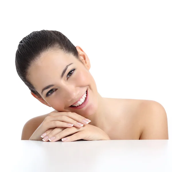 Mujer de belleza con perfecta manicura de piel y sonrisa blanca —  Fotos de Stock