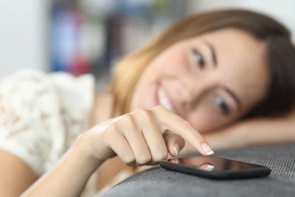 Close up de uma mão mulher tocando um telefone inteligente em casa — Fotografia de Stock
