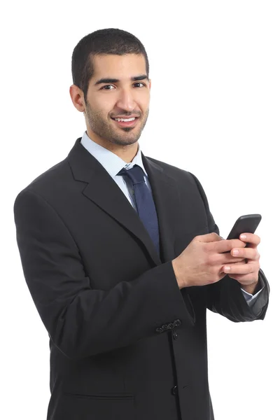 Άραβας επιχειρηματίας χρησιμοποιώντας ένα smartphone και κοιτάζοντας την κάμερα — Φωτογραφία Αρχείου